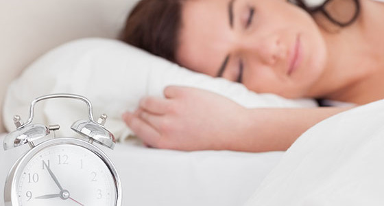 O que comer (e o que evitar) para dormir bem